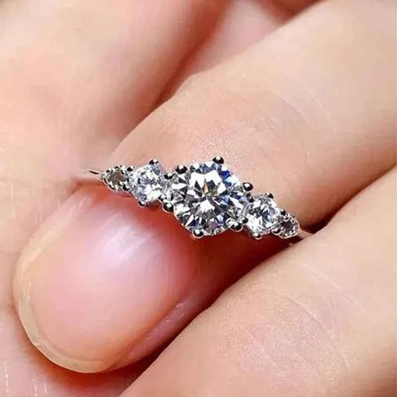 F847 Women's Classic Engagement Diamond Ring Round Brilliant Cut Natural G Color Side Diamonds