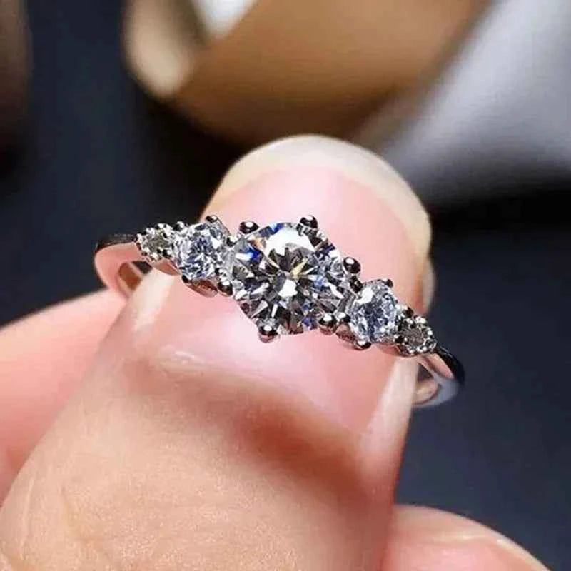 F847 Women's Classic Engagement Diamond Ring Round Brilliant Cut Natural G Color Side Diamonds