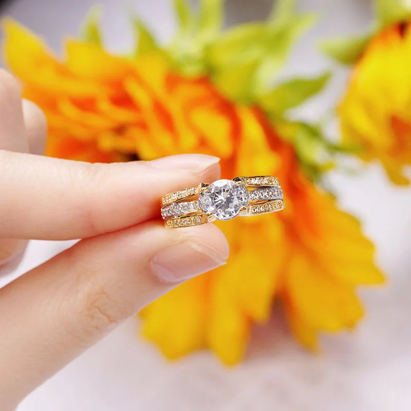 Elegant 18k Gold Engagement Ring - Round Brilliant Diamond