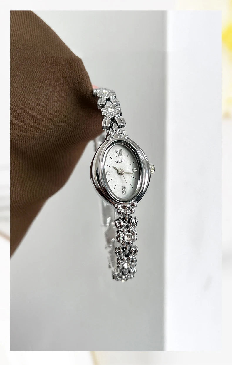 Elegant Retro Diamond Women's Watch - Exquisite Bracelet Design