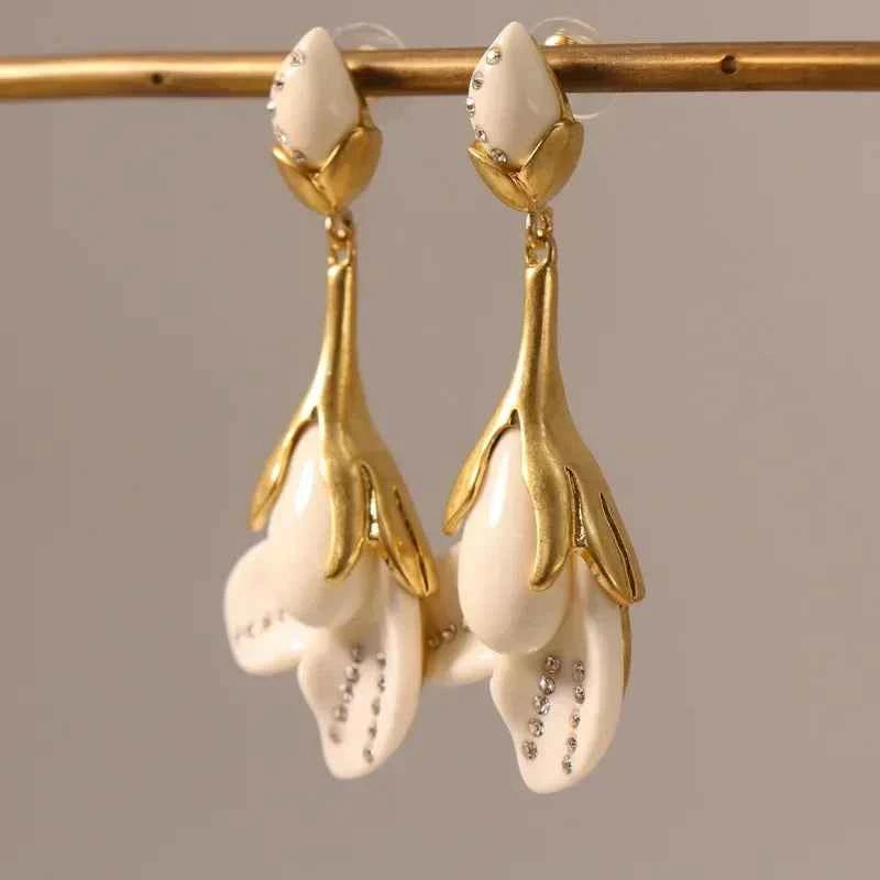 Elegant Magnolia Flower Jewelry Set - Gold-Plated Resin