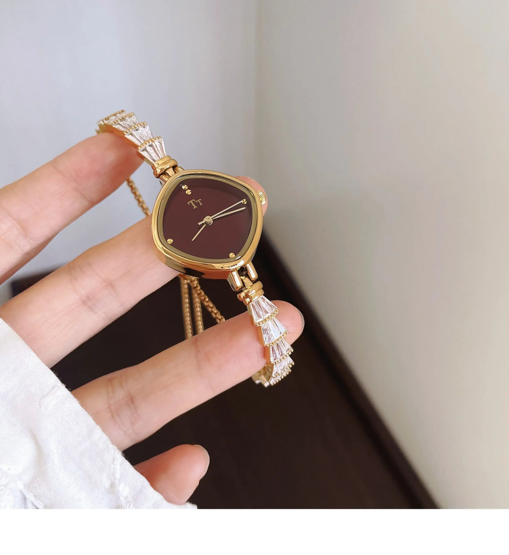 Elegant Ladies Quartz Watch - Golden Retro Bracelet Style