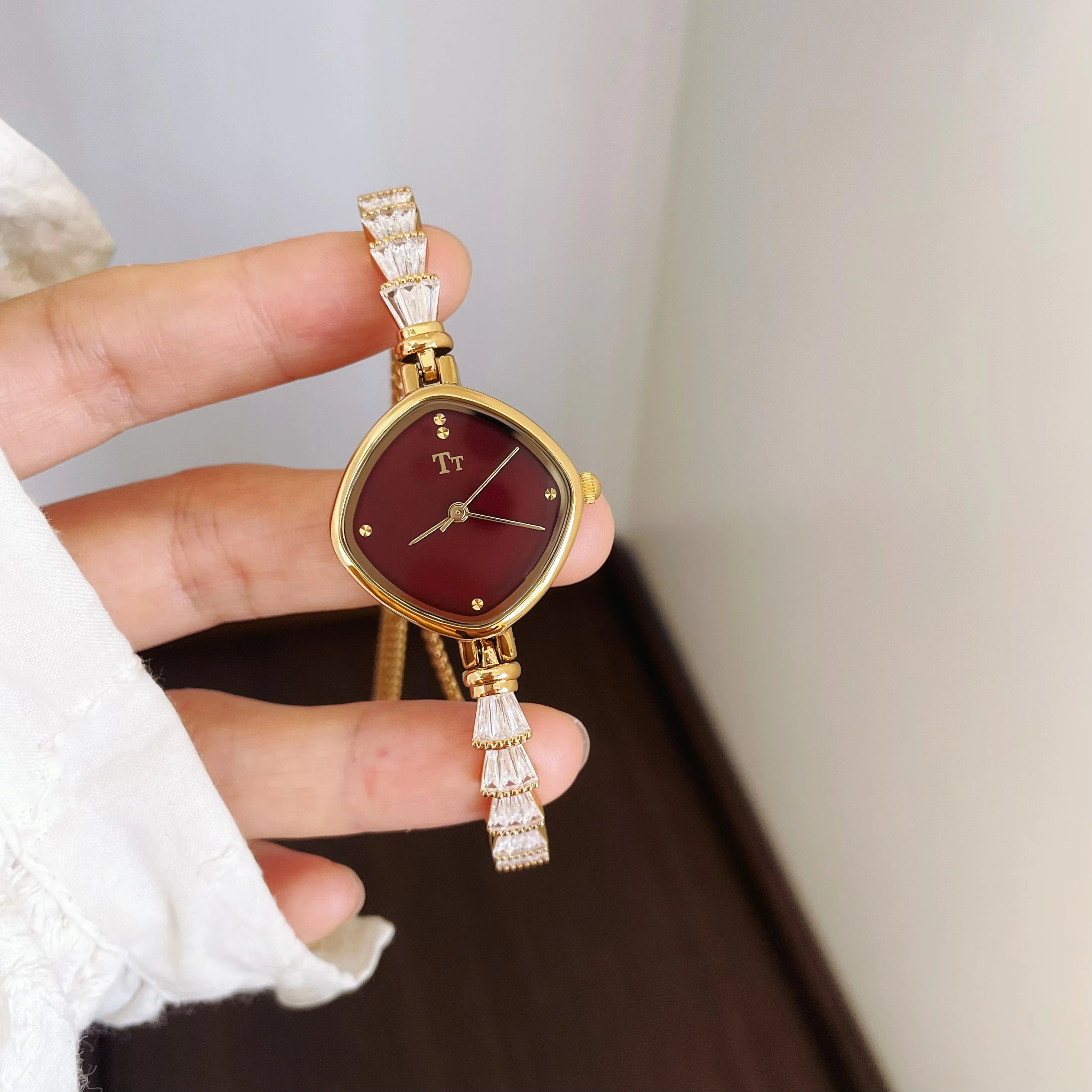 Elegant Ladies Quartz Watch - Golden retro bracelet style with a small, elegant dial