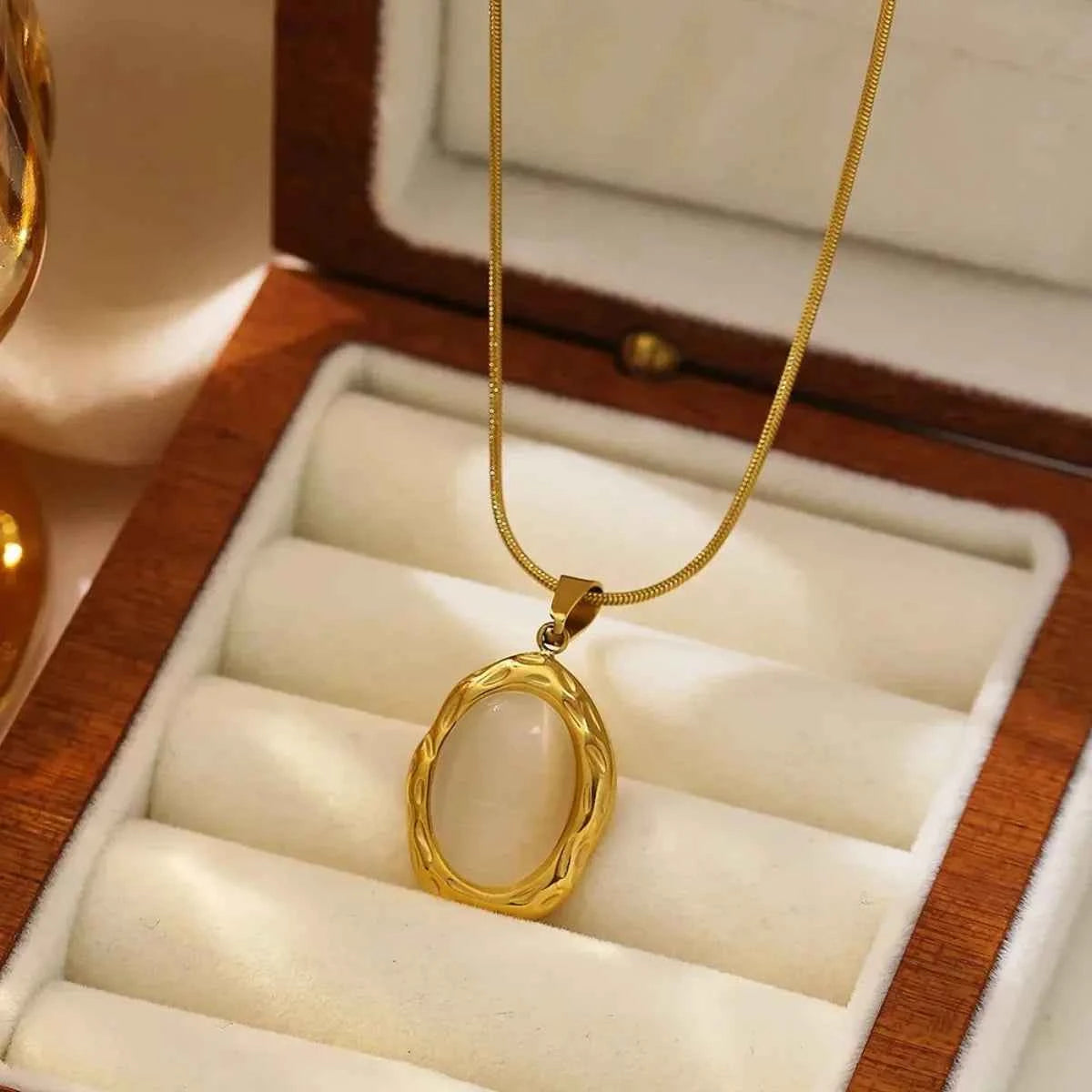 Luxury Gold Oval White Stone Pendant Necklace