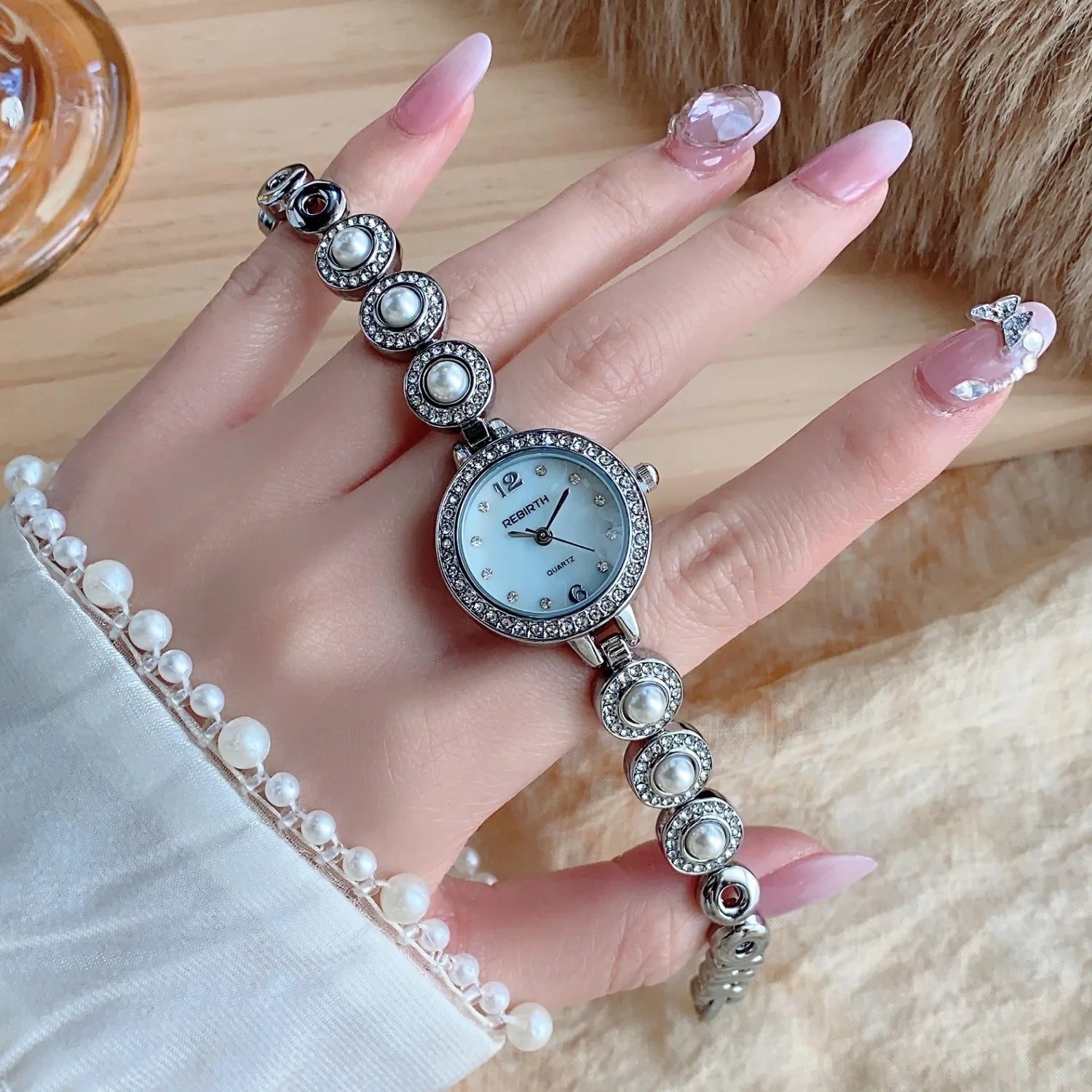 Elegant Pearl Bracelet Women's Watch - Diamond Quartz