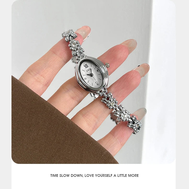 Elegant Retro Diamond Women's Watch - Exquisite Bracelet Design
