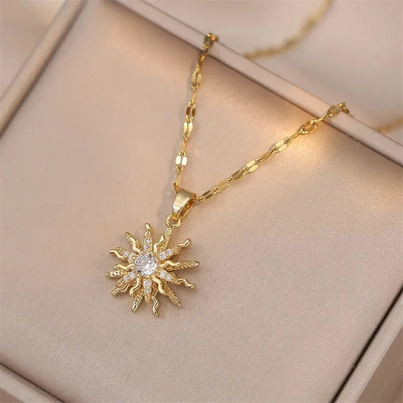 Elegant Spin Zircon Flower Pendant Necklace in Gold