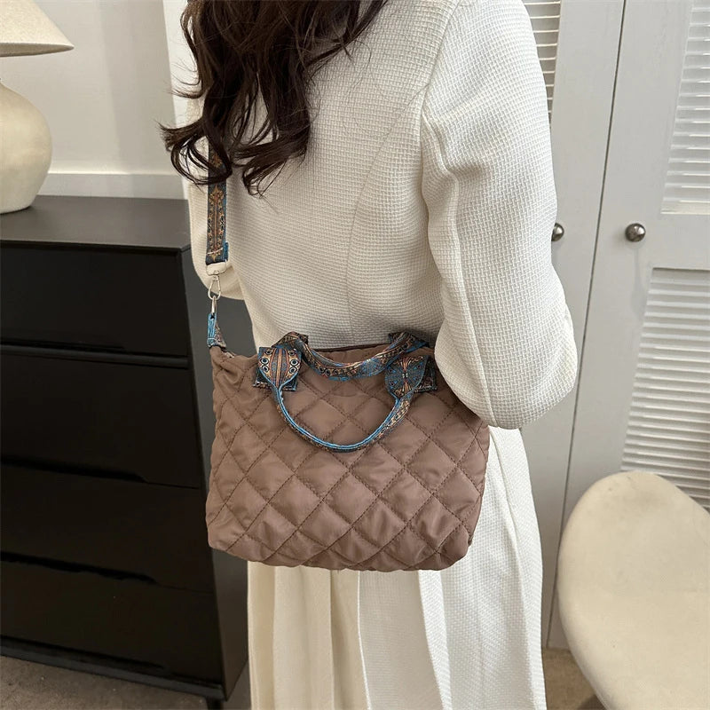 Elegant Rhombus Shoulder Bag - Spacious & Versatile