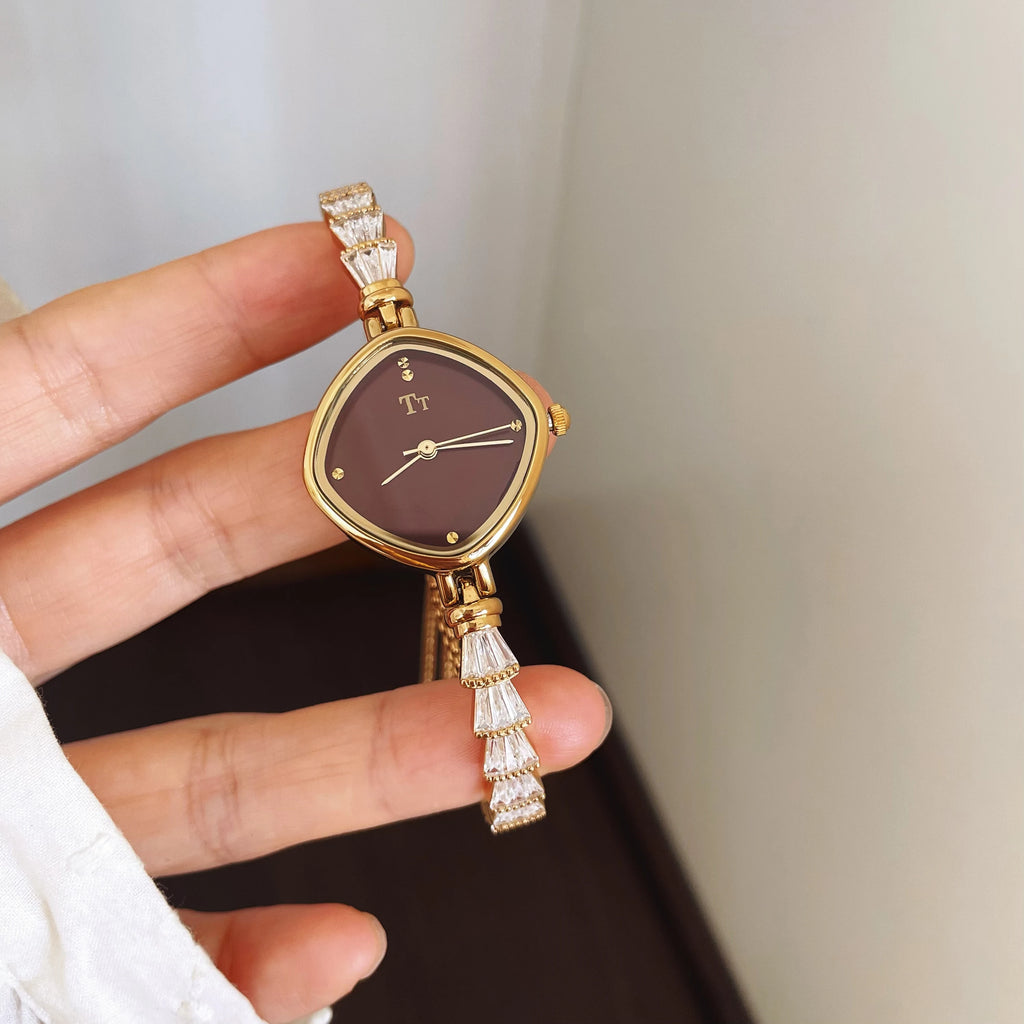 Elegant Ladies Quartz Watch - Golden Retro Bracelet Style