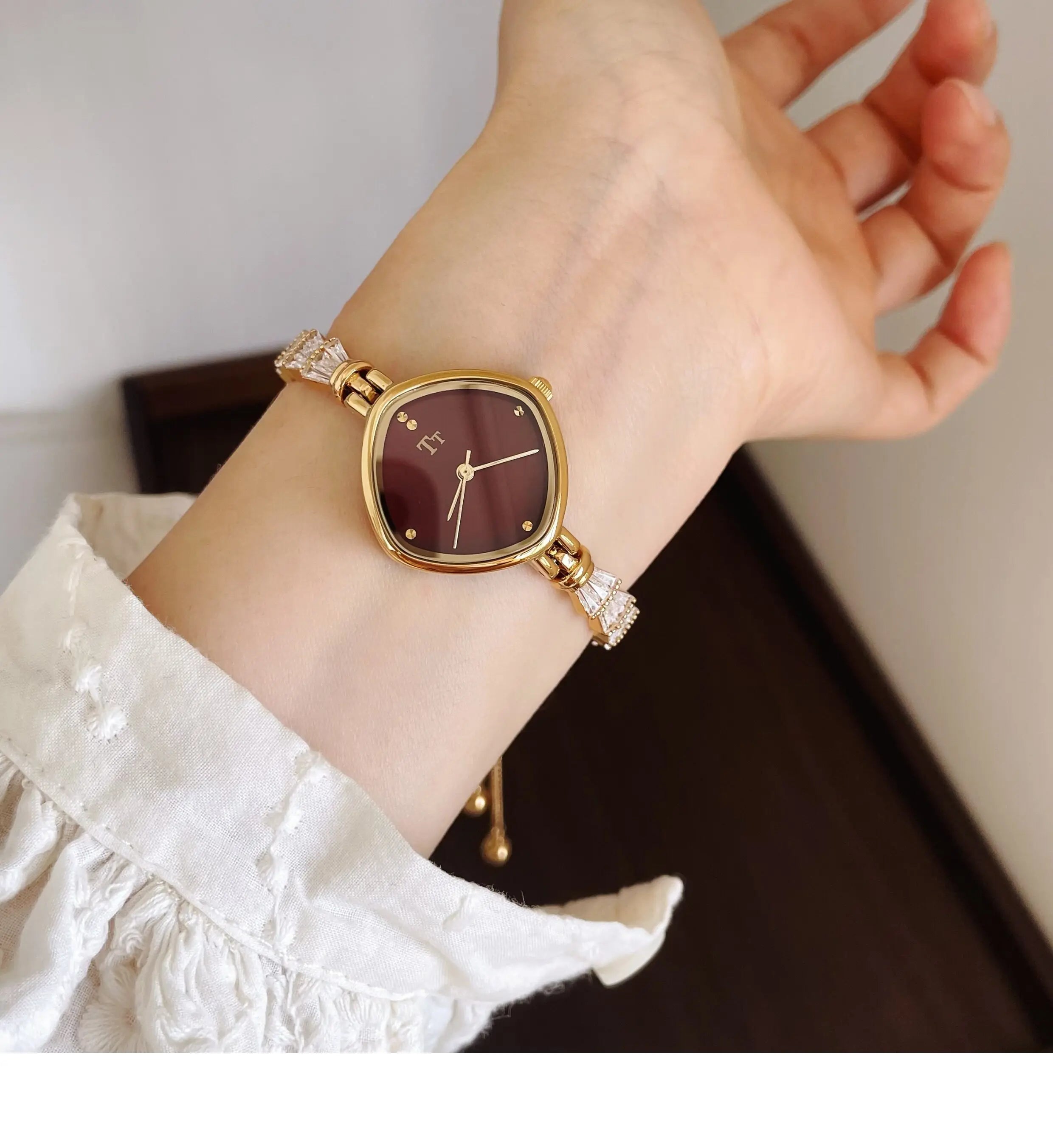 Elegant Ladies Quartz Watch - Golden Retro Bracelet Style