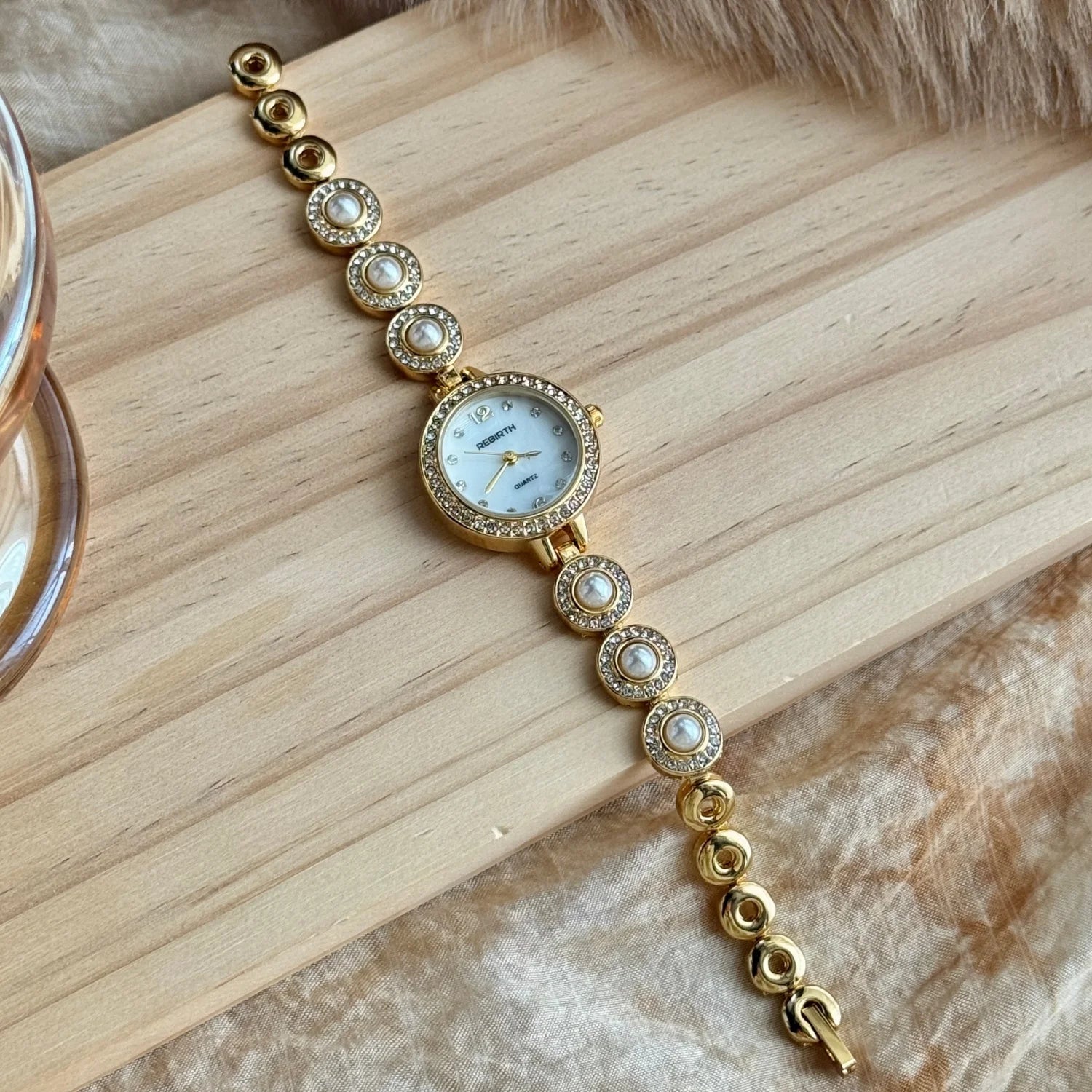 Elegant Pearl Bracelet Women's Watch - Diamond Quartz