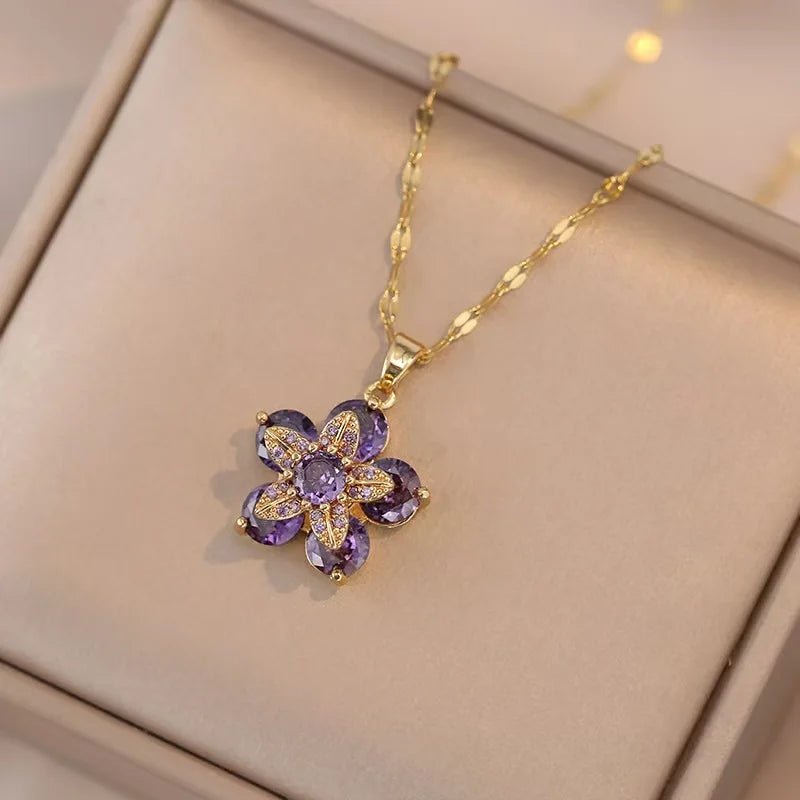 Elegant Spin Zircon Flower Pendant Necklace in Gold