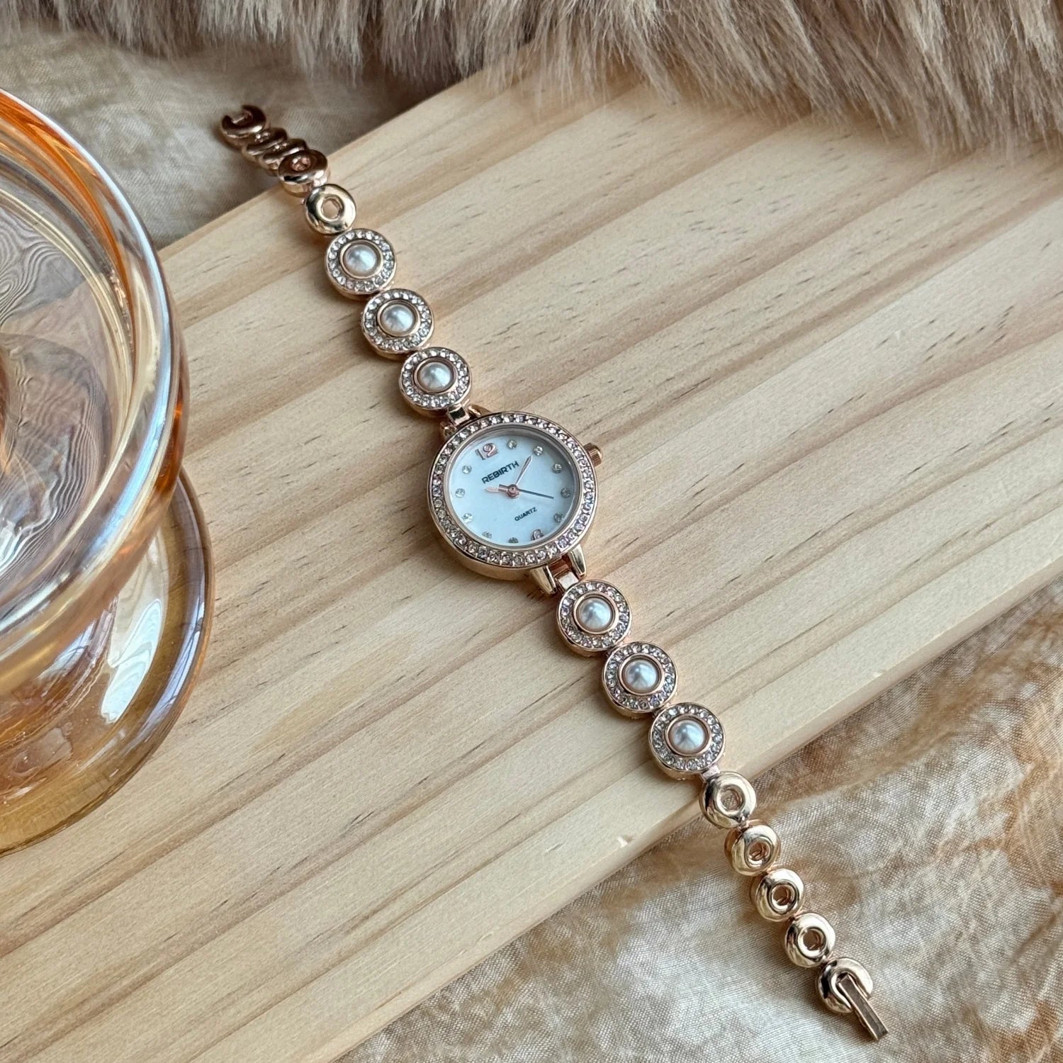 Elegant Pearl Bracelet Women's Watch - Diamond Quartz