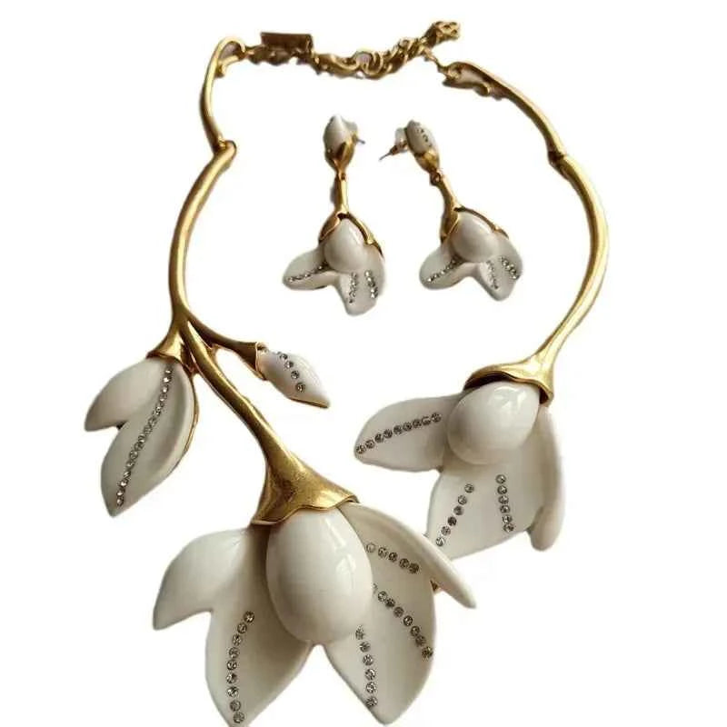 Elegant Magnolia Flower Jewelry Set - Gold-Plated Resin