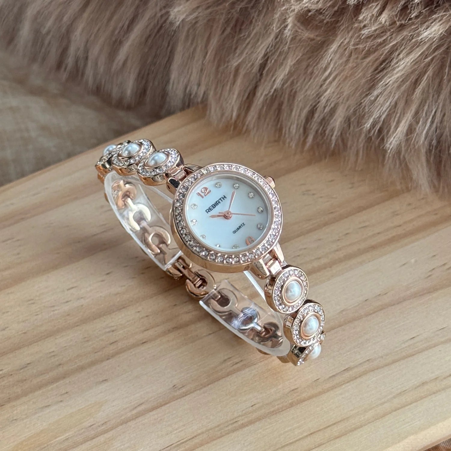 Elegant Pearl Bracelet Women's Watch - Diamond Quartz