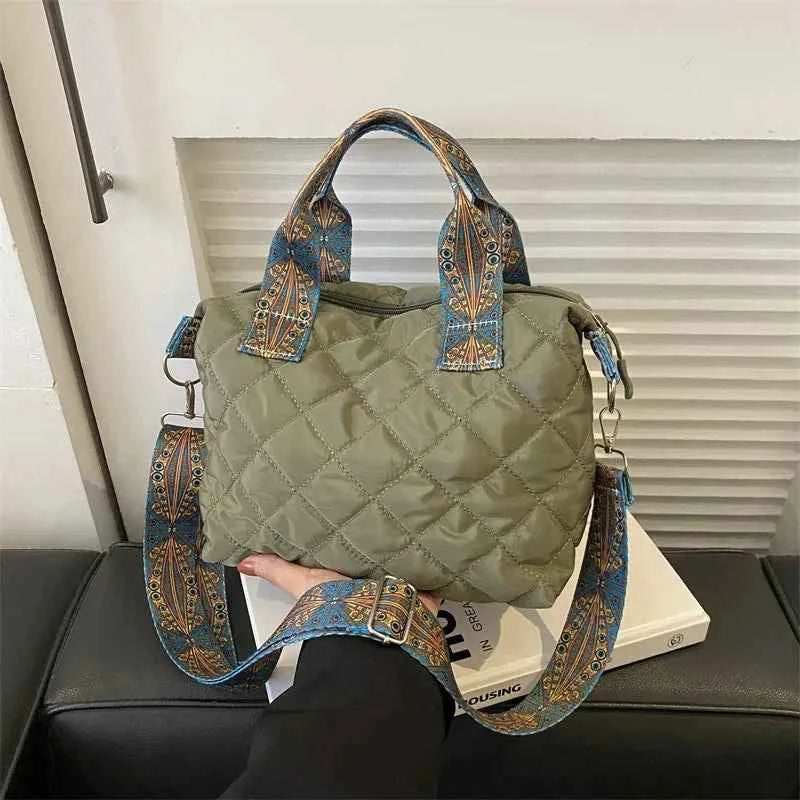 Elegant Rhombus Shoulder Bag - Spacious & Versatile