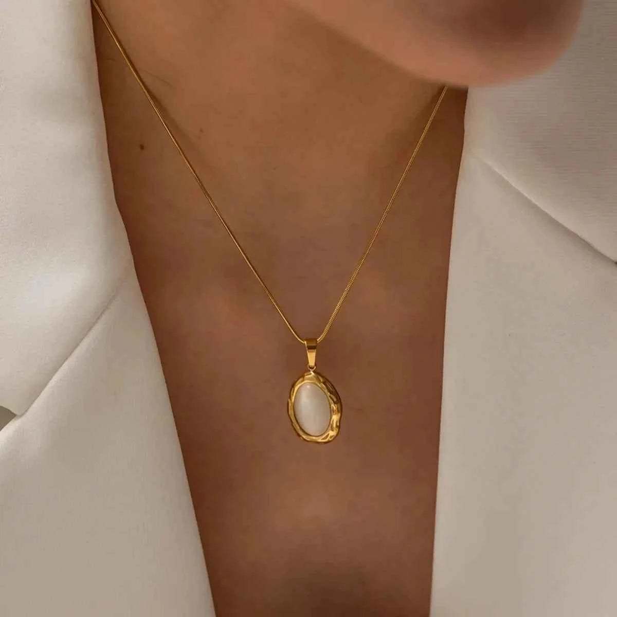 Luxury Gold Oval White Stone Pendant Necklace