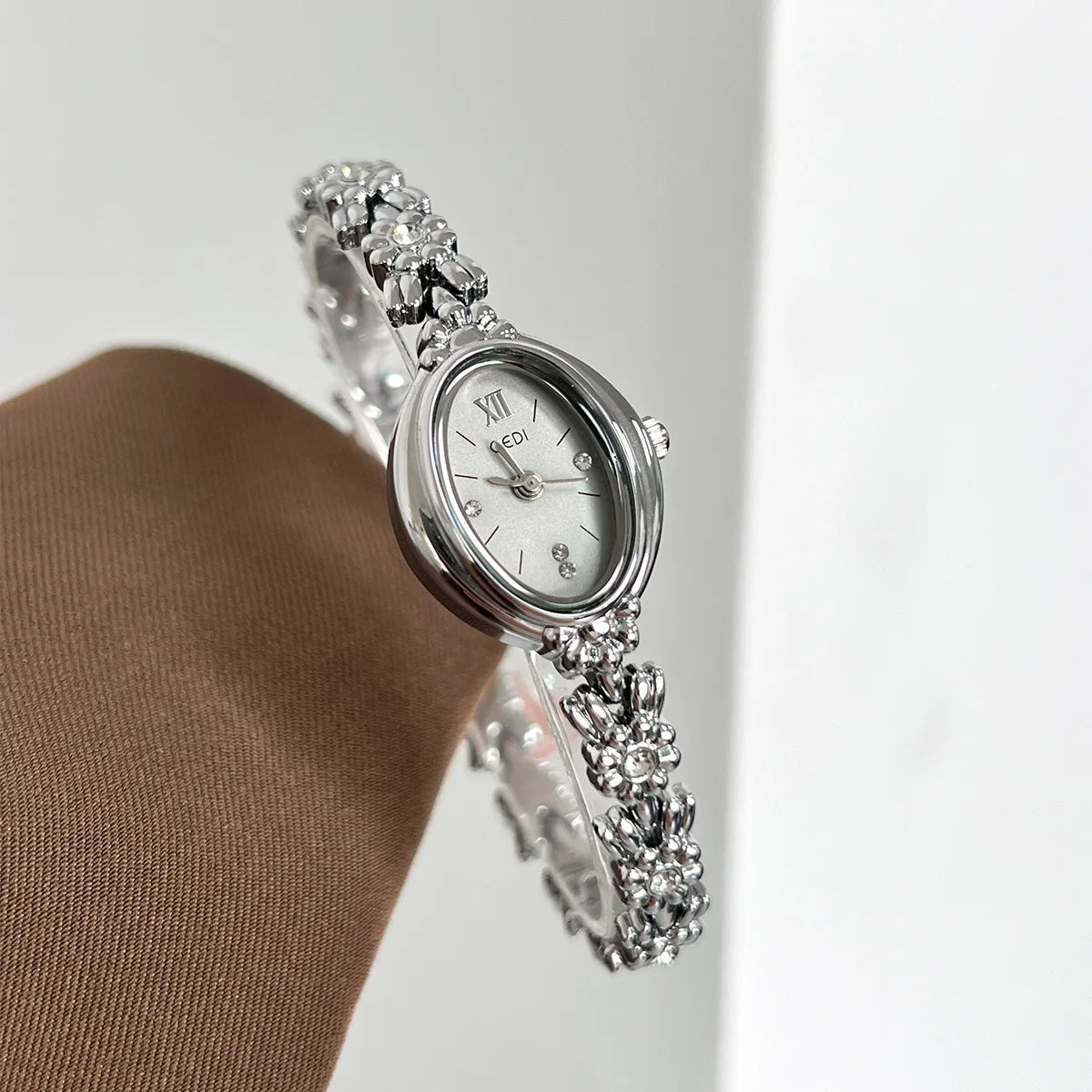 Elegant Retro Diamond Women's Watch - Exquisite Bracelet Design