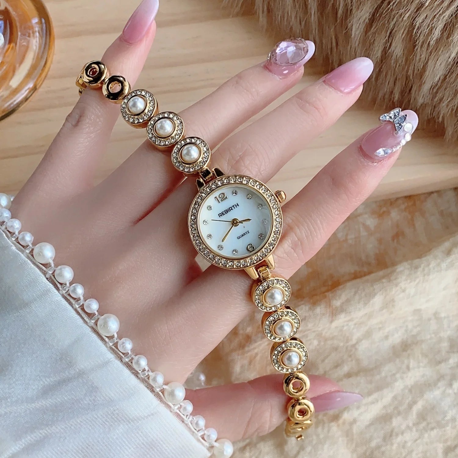 Elegant Pearl Bracelet Women's Watch - Diamond Quartz