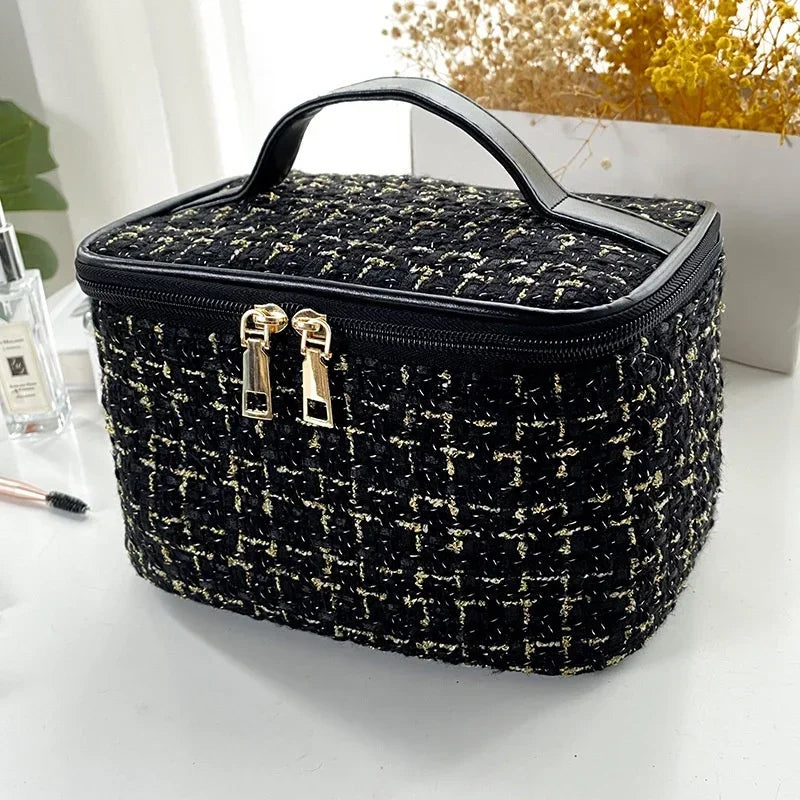 Elegant Knitted Makeup Bag - Portable Cosmetic Organizer