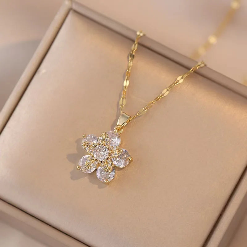 Elegant Spin Zircon Flower Pendant Necklace in Gold