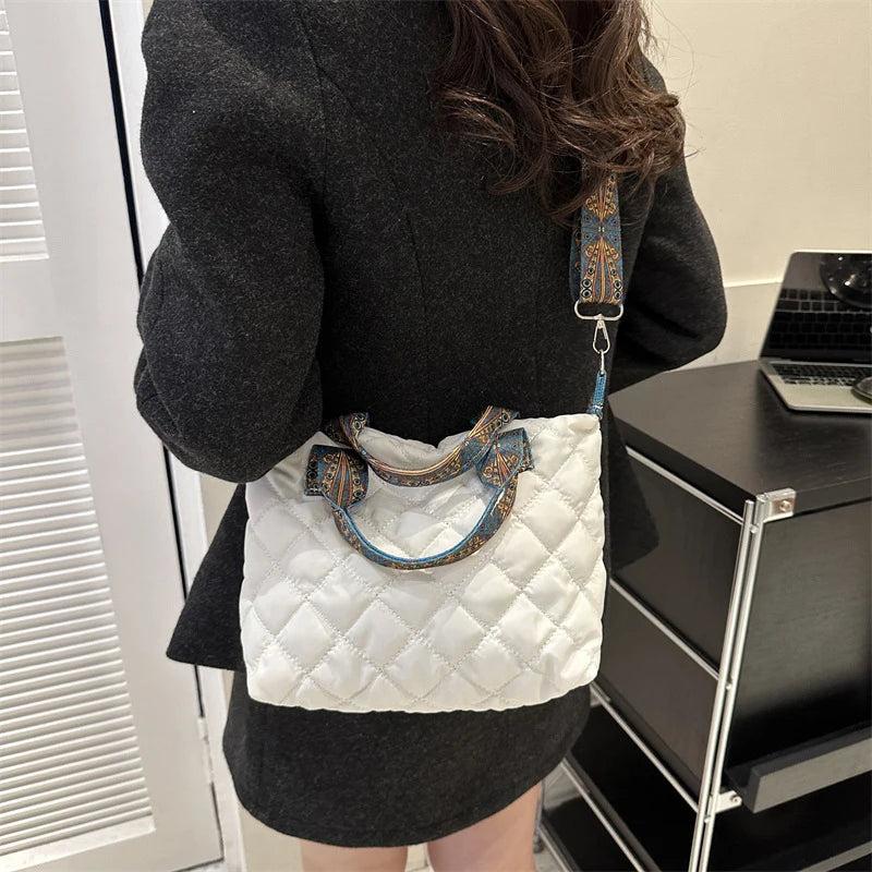 Elegant Rhombus Shoulder Bag - Spacious & Versatile