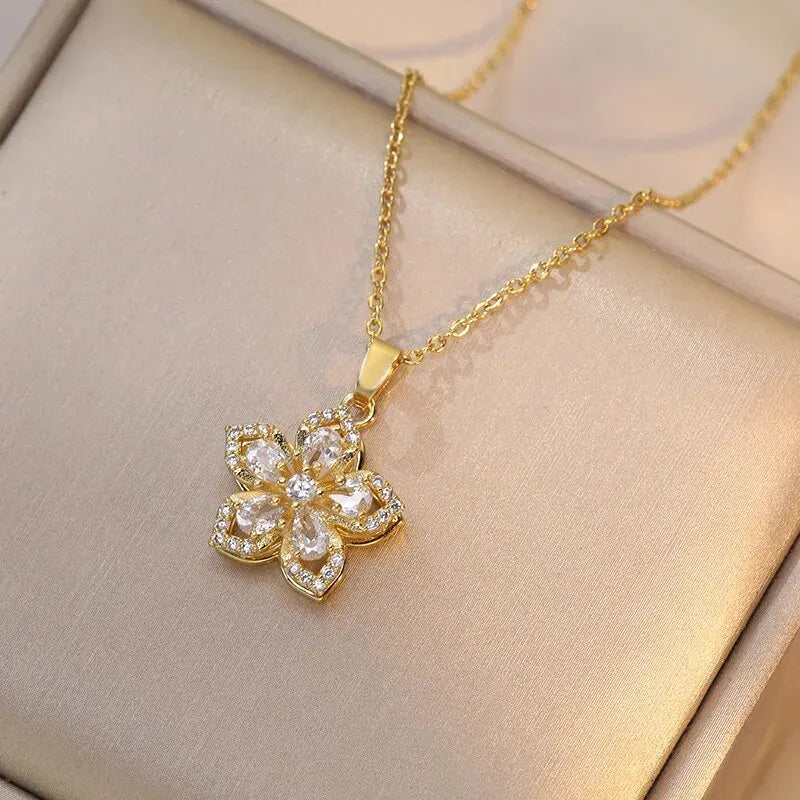 Elegant Spin Zircon Flower Pendant Necklace in Gold