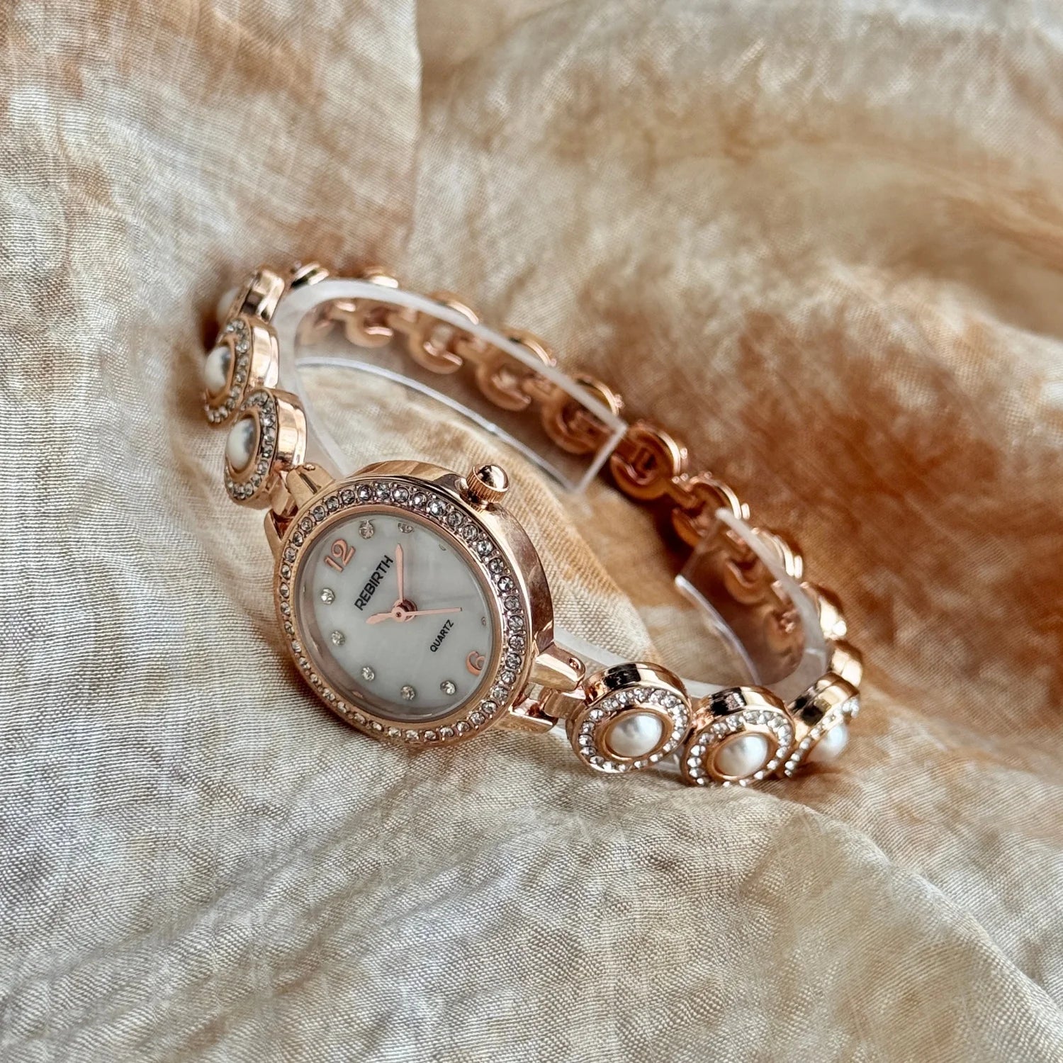 Elegant Pearl Bracelet Women's Watch - Diamond Quartz