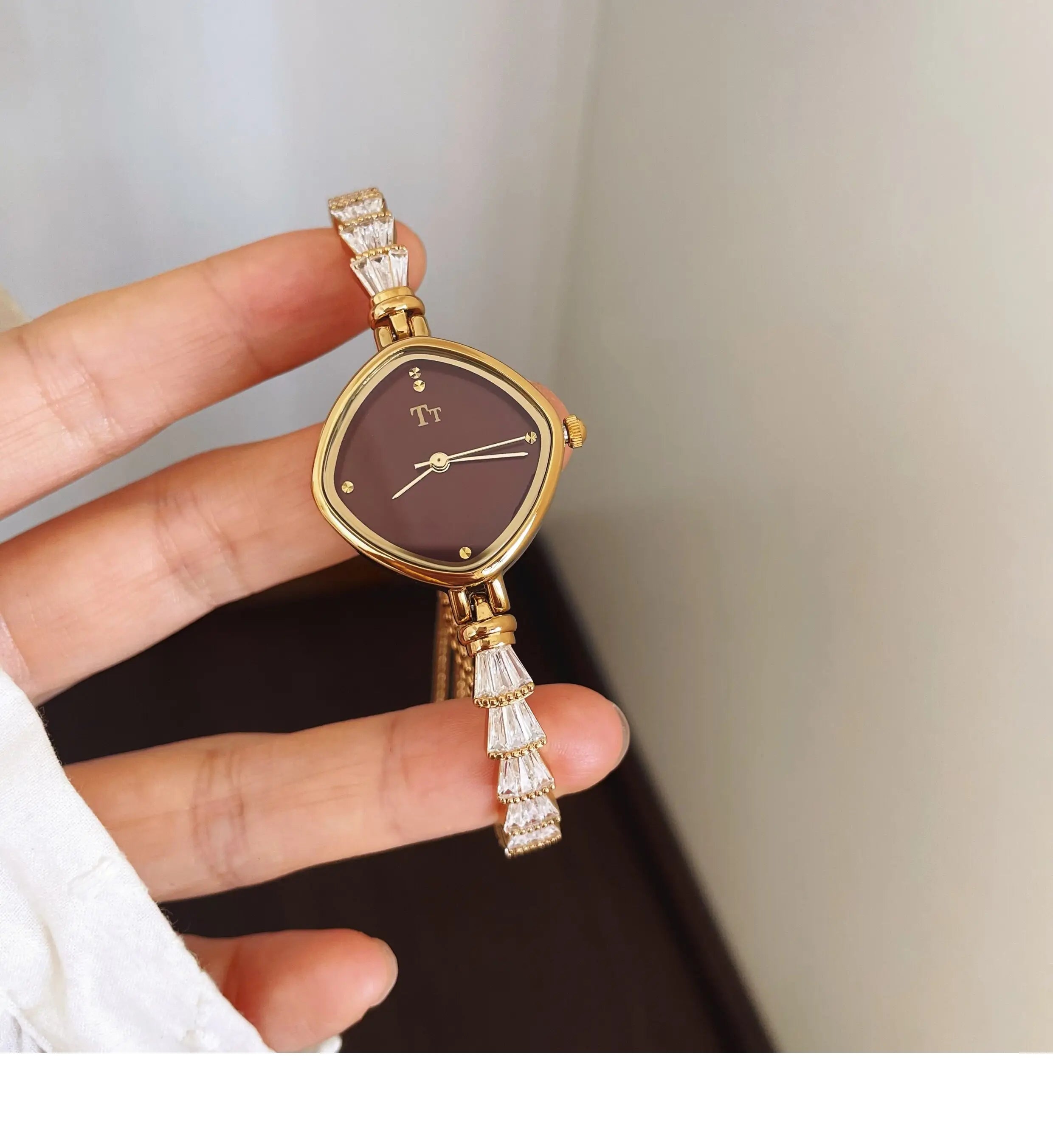 Elegant Ladies Quartz Watch - Golden Retro Bracelet Style