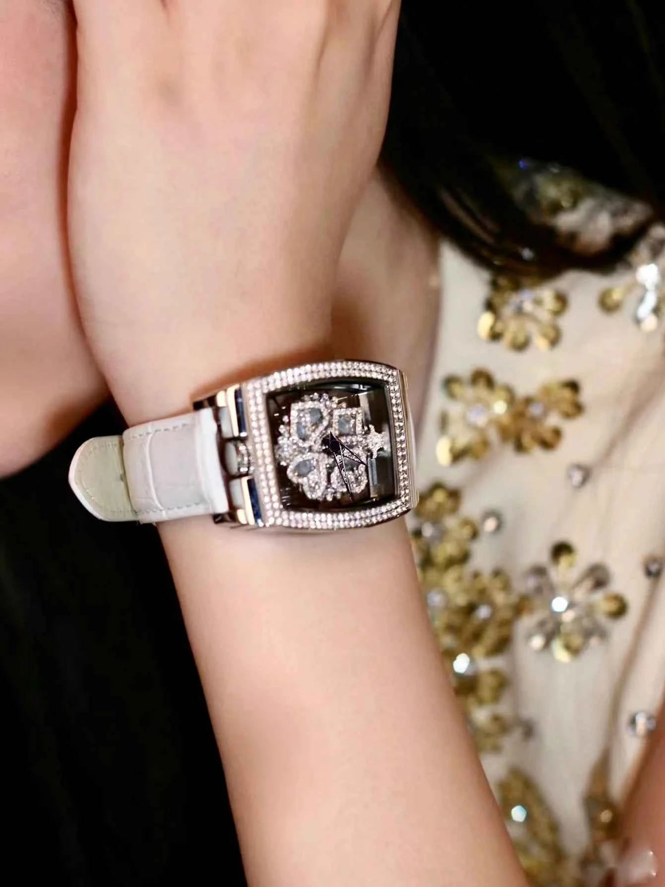 Elegant Luxury Women's Quartz Watch - Diamond Accented
