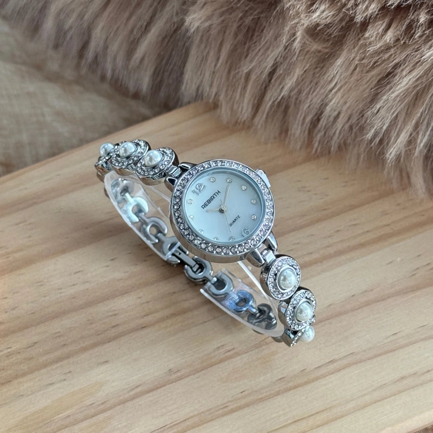 Elegant Pearl Bracelet Women's Watch - Diamond Quartz