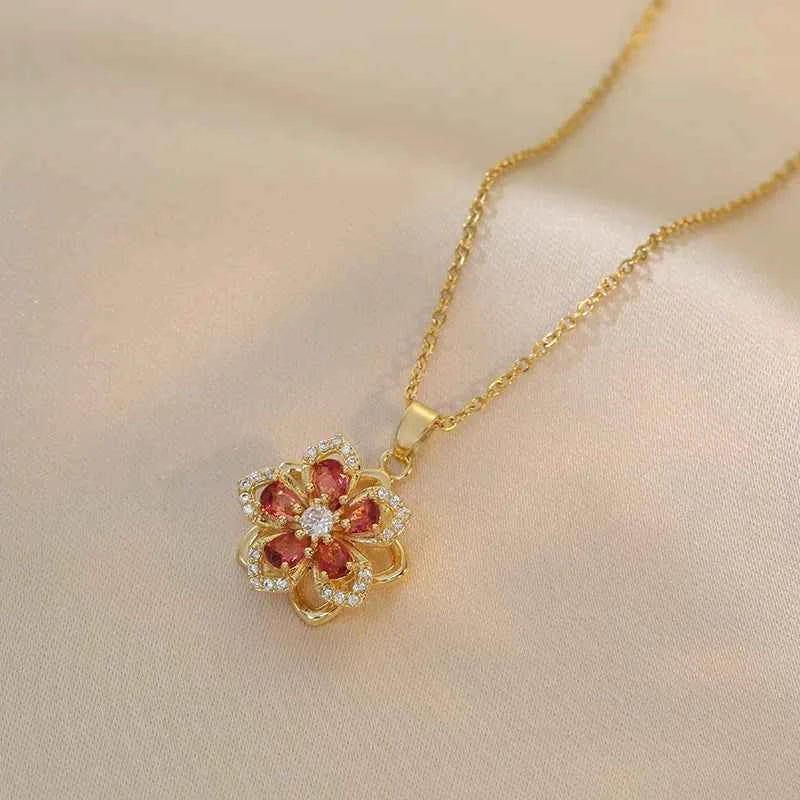 Elegant Spin Zircon Flower Pendant Necklace in Gold