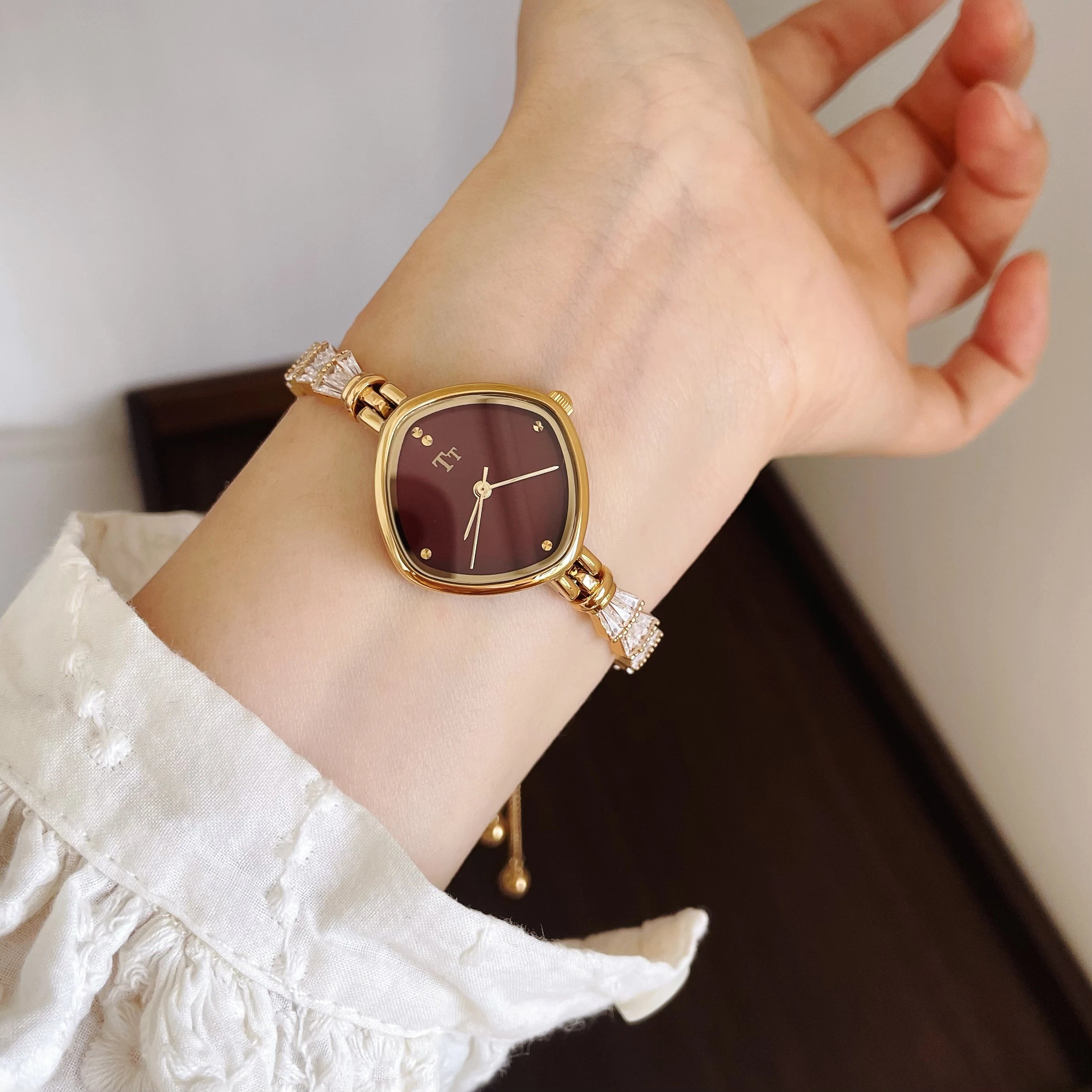 Elegant Ladies Quartz Watch - Golden Retro Bracelet Style