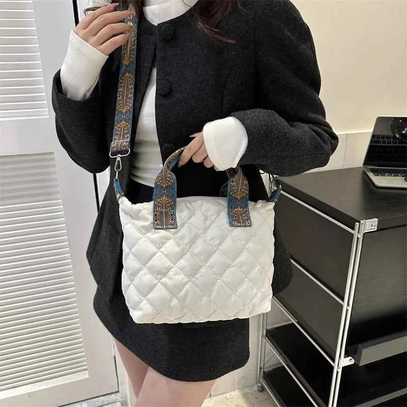 Elegant Rhombus Shoulder Bag - Spacious & Versatile