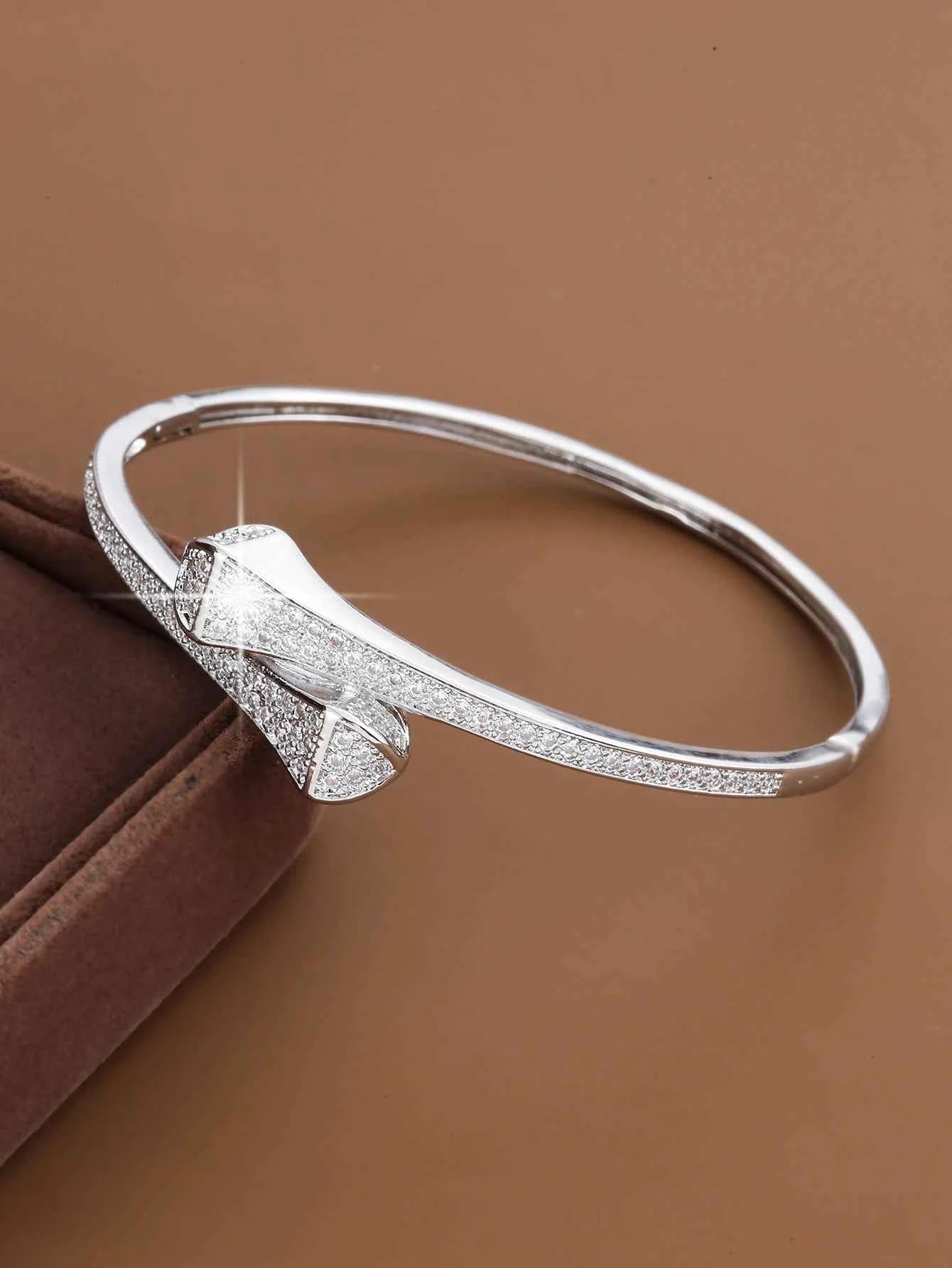Fashionable Geometric Design Synthetic Zirconia Women'S Bracelet For Banquets And Gifting Jewelry Accessories