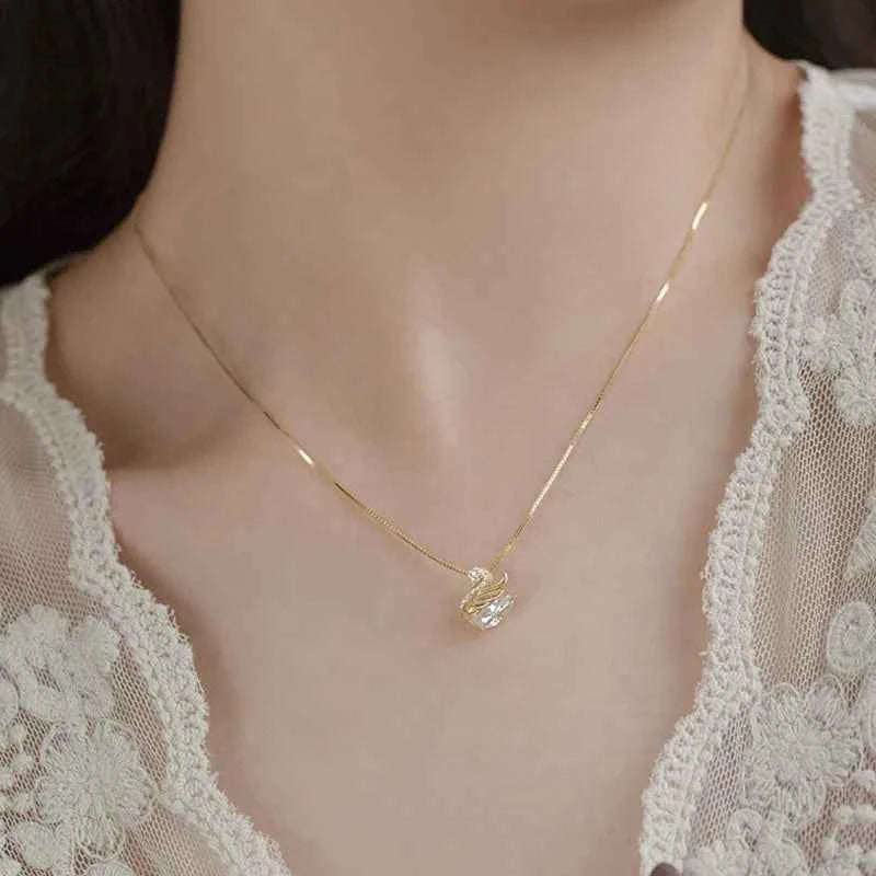 Exquisite Swan Pendant Necklace - Gold Collarbone Chain