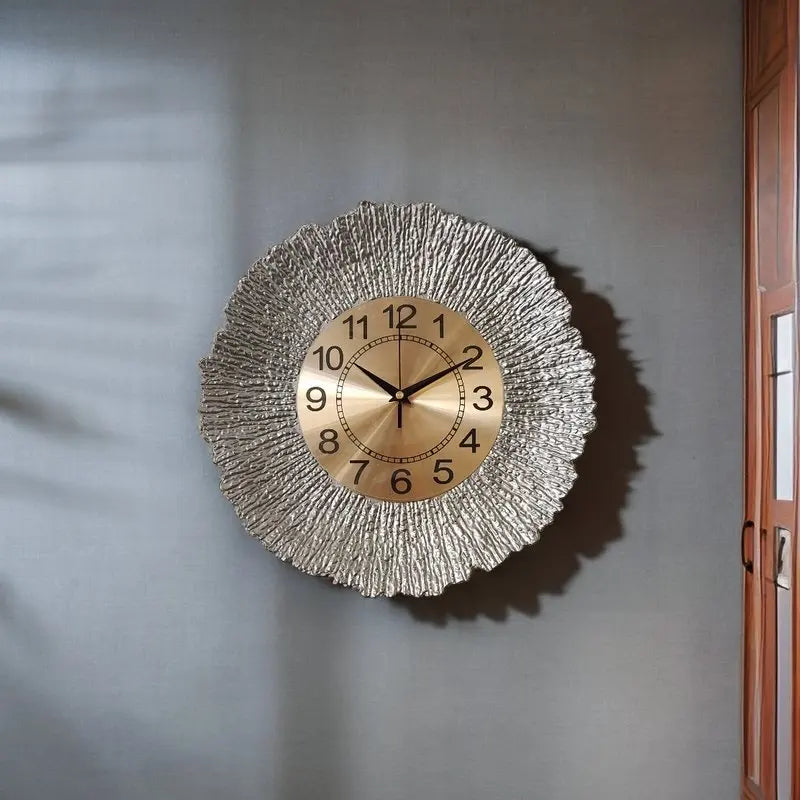Elegant Luxury Metal Wall Clock - Modern Round Design