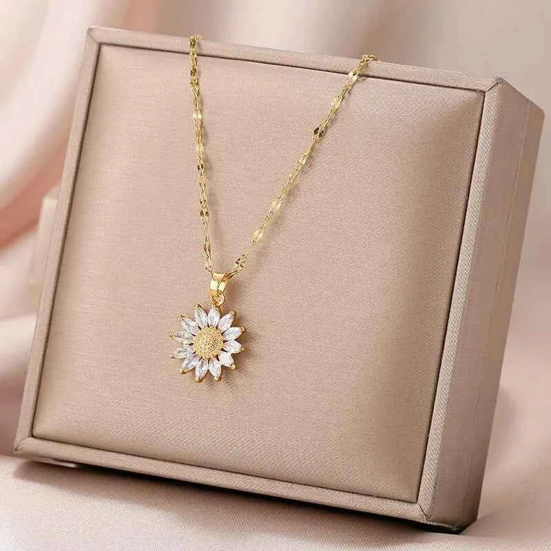 Elegant Gold Flower Necklace - Zirconia Light Luxury Pendant