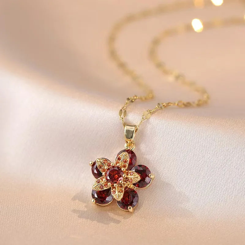 Elegant Spin Zircon Flower Pendant Necklace in Gold