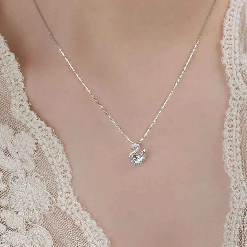 Exquisite Swan Pendant Necklace - Gold Collarbone Chain