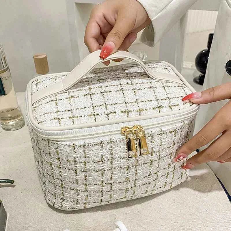 Elegant Knitted Makeup Bag - Portable Cosmetic Organizer