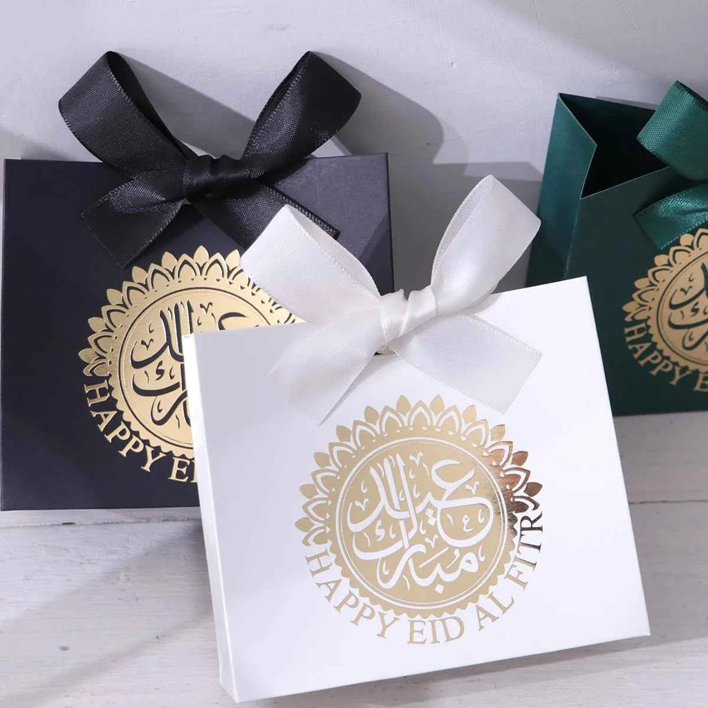 5 Exquisite and Compact Eid Gift Boxes, Each Featuring Elegant Black, Luxurious Green, and Pure White as Their Main Colors, Adorned with Delicate Arabic Script and Golden Circles, and Tied with Luxurious Gold and Silver Ribbo