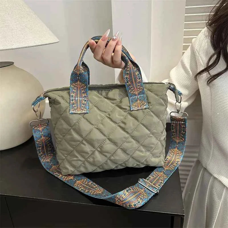 Elegant Rhombus Shoulder Bag - Spacious & Versatile
