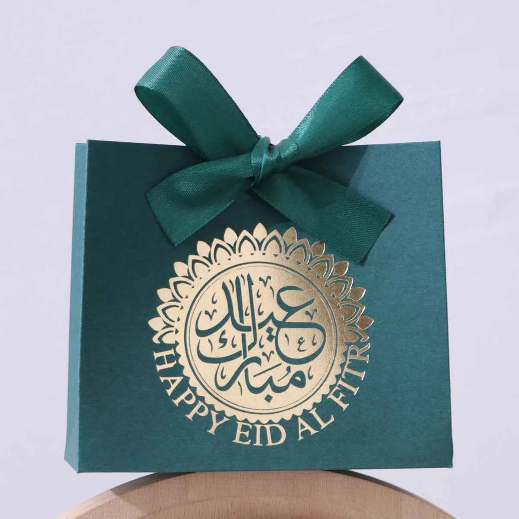 5 Exquisite and Compact Eid Gift Boxes, Each Featuring Elegant Black, Luxurious Green, and Pure White as Their Main Colors, Adorned with Delicate Arabic Script and Golden Circles, and Tied with Luxurious Gold and Silver Ribbo