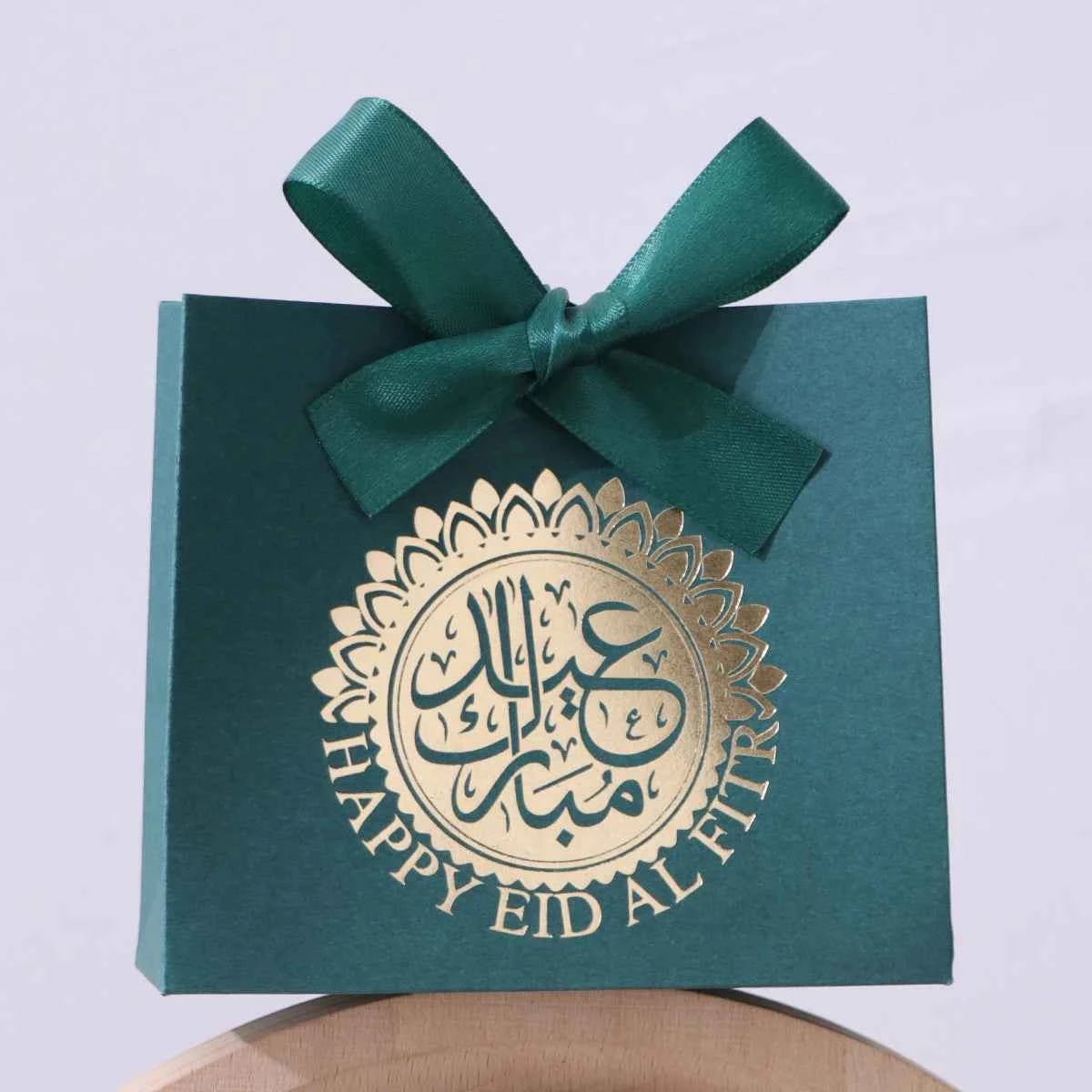5 Exquisite and Compact Eid Gift Boxes, Each Featuring Elegant Black, Luxurious Green, and Pure White as Their Main Colors, Adorned with Delicate Arabic Script and Golden Circles, and Tied with Luxurious Gold and Silver Ribbo